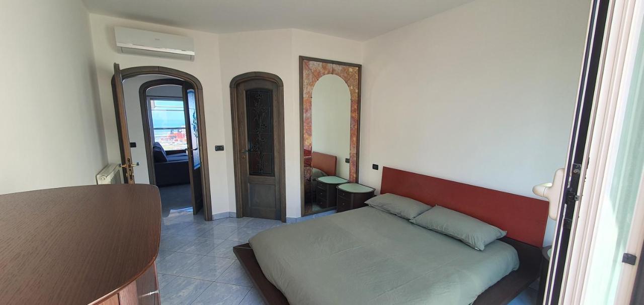 Attico Con Vista Su Genova Apartamento Exterior foto