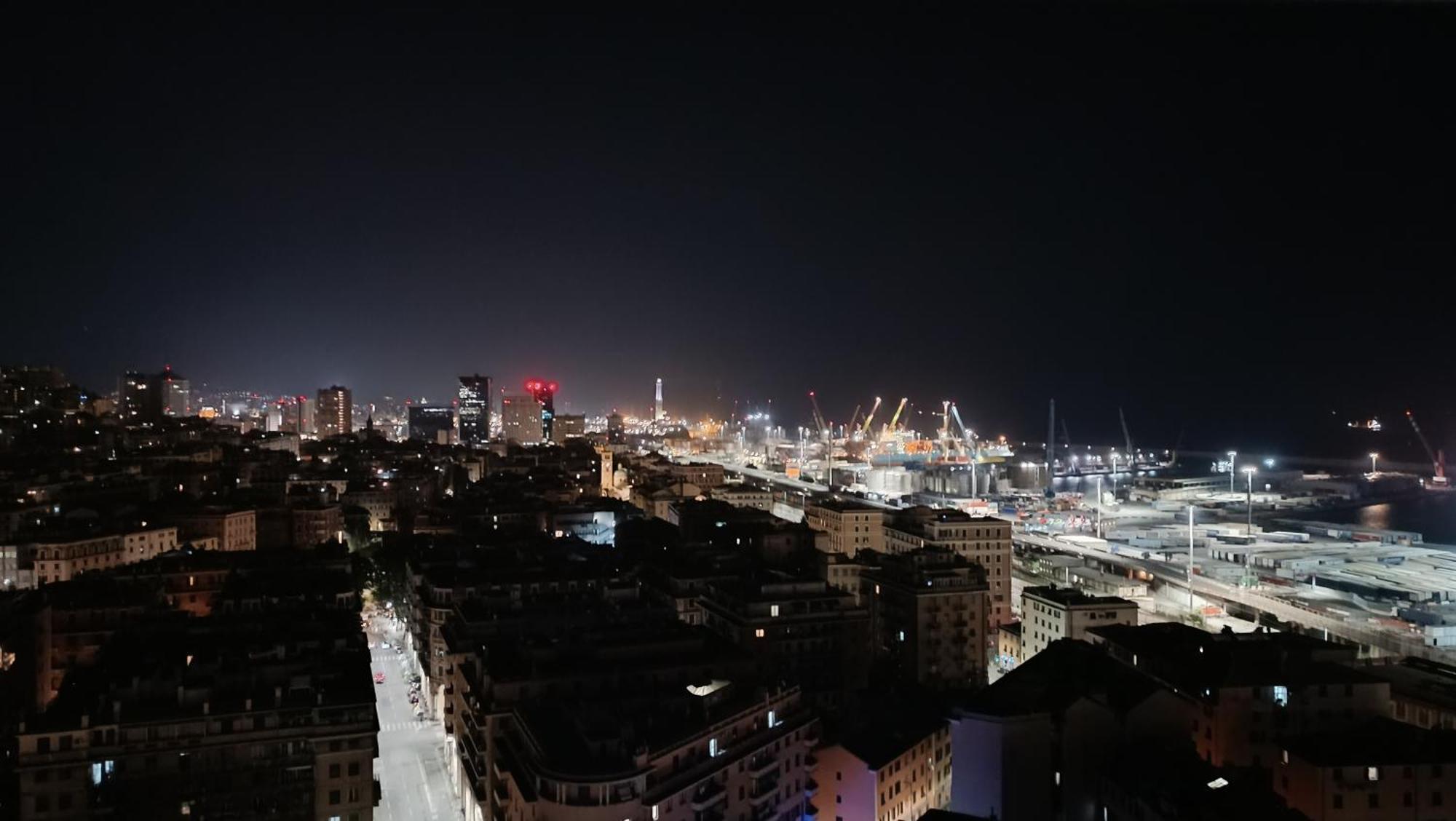 Attico Con Vista Su Genova Apartamento Exterior foto
